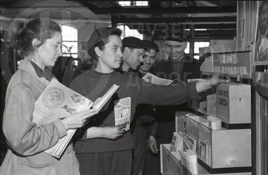 Книжный киоск без продавца. Локомотивное депо Выборга