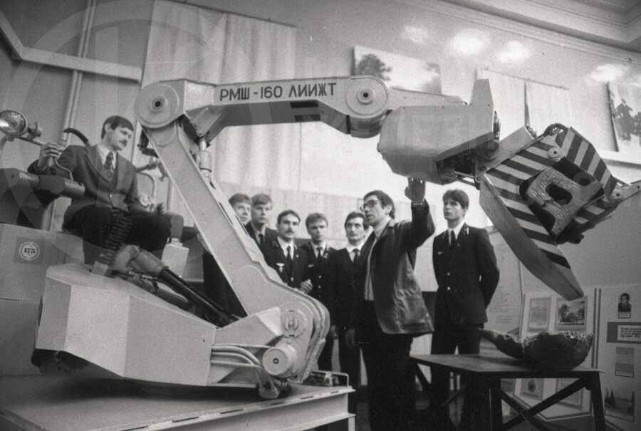 Робот-манипулятор. 1986–1987 гг.