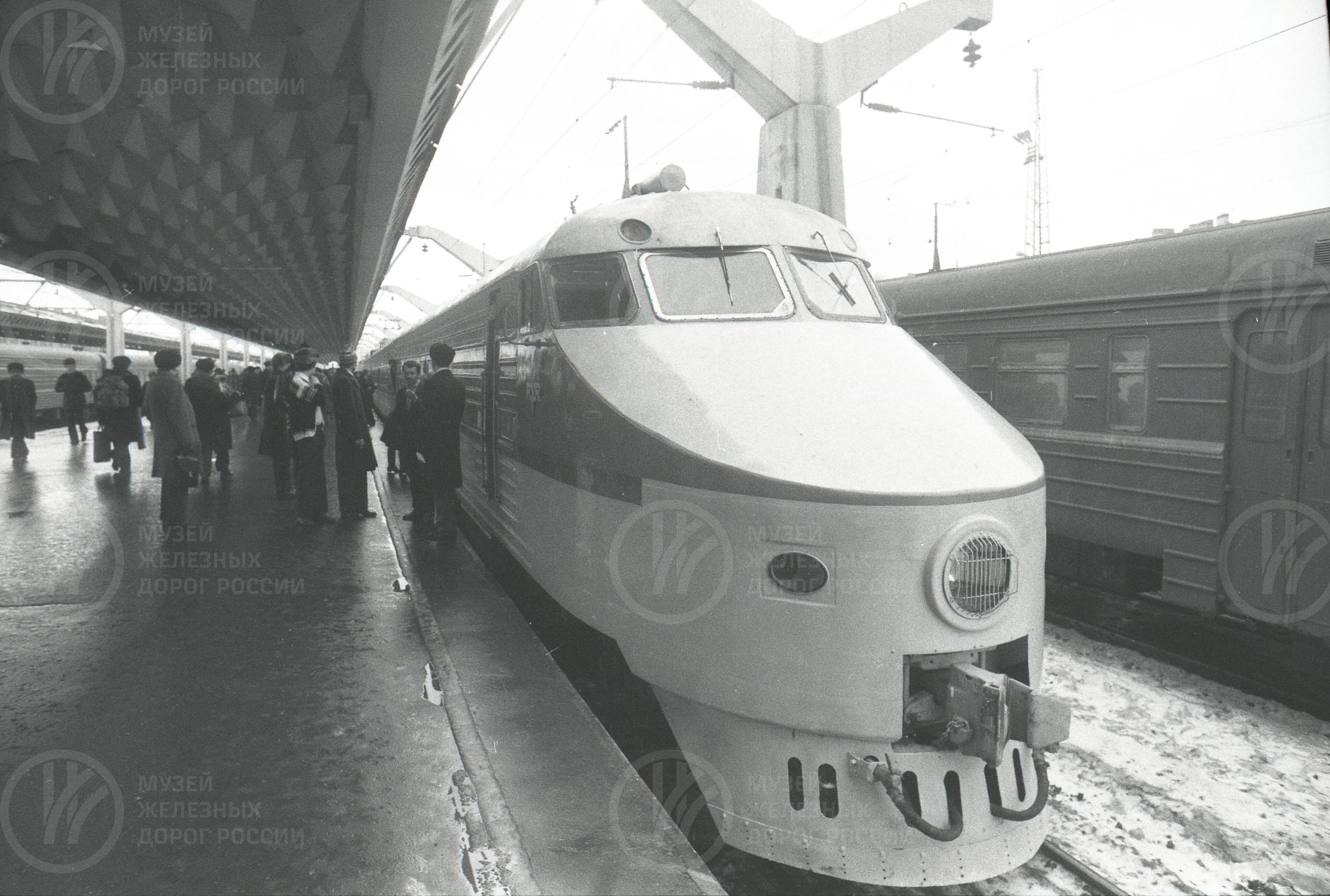 ЭР-200 у платформы Московского вокзала. 1986–1987 гг., изображение 1
