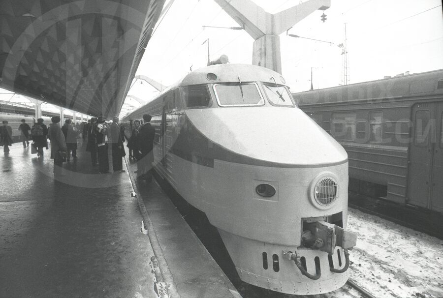 ЭР-200 у платформы Московского вокзала. 1986–1987 гг.