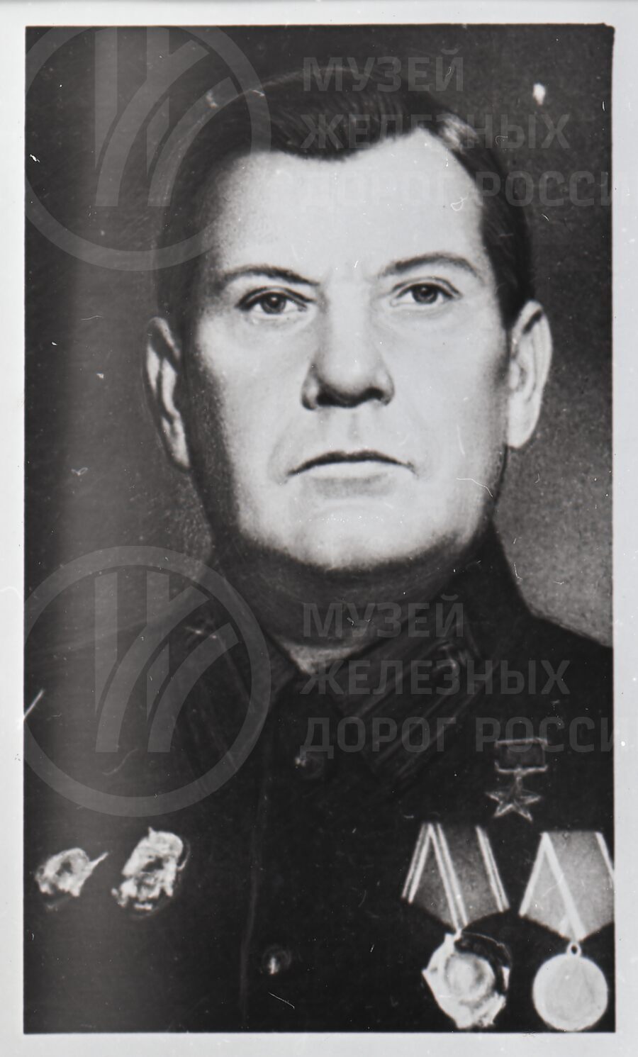 Михаил Георгиевич Кардин – главный кондуктор. Сопровождал поезд по Дороге Жизни