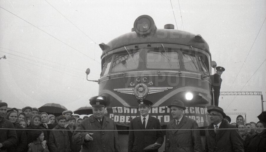 Первый электропоезд готовится к отправлению на участке Мельничный Ручей – Невская Дубровка