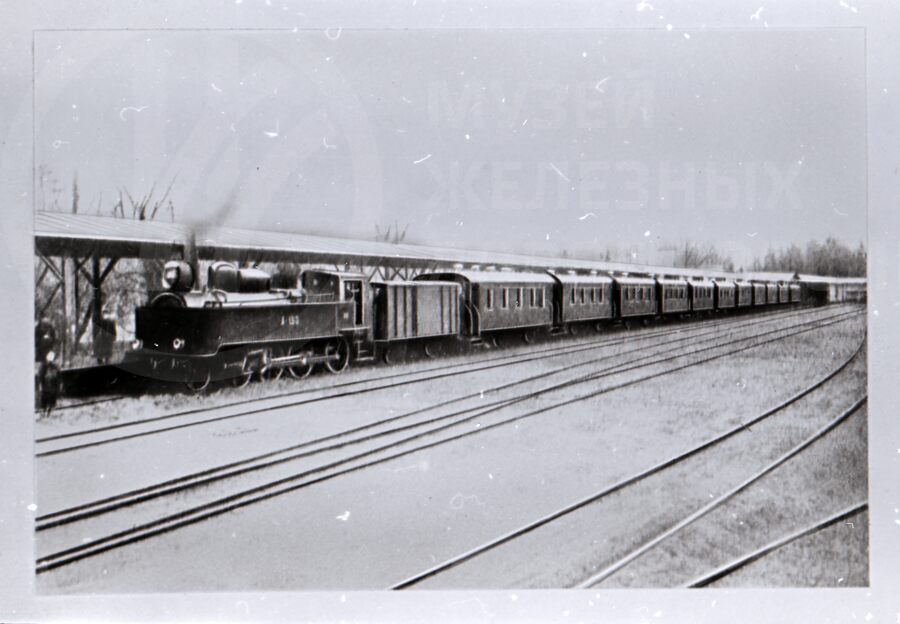 Поезд у перрона. Станция Павловск I. 1912 г.
