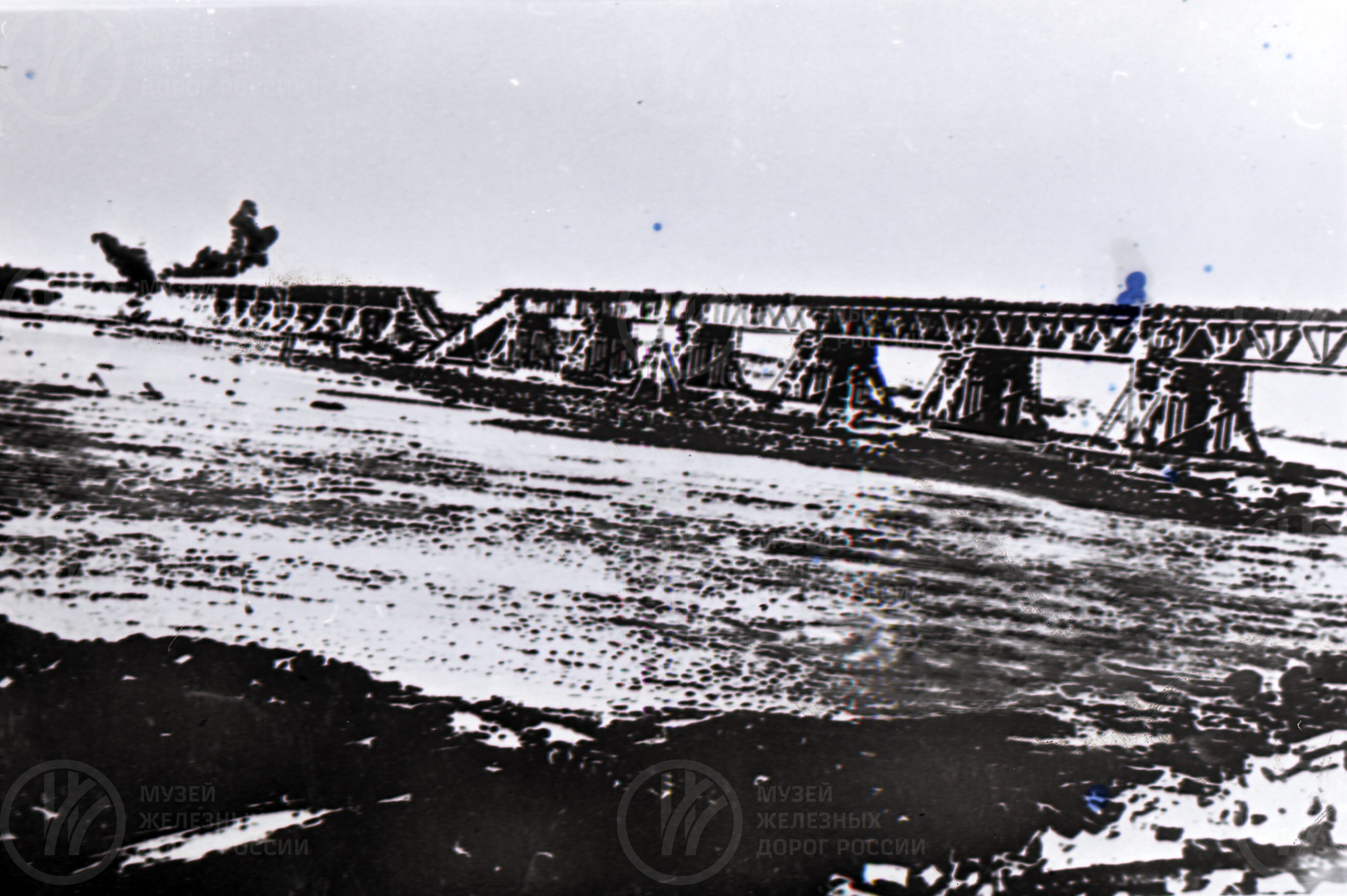 Поврежденная ферма высоководного железного моста. 1943 г., image 1
