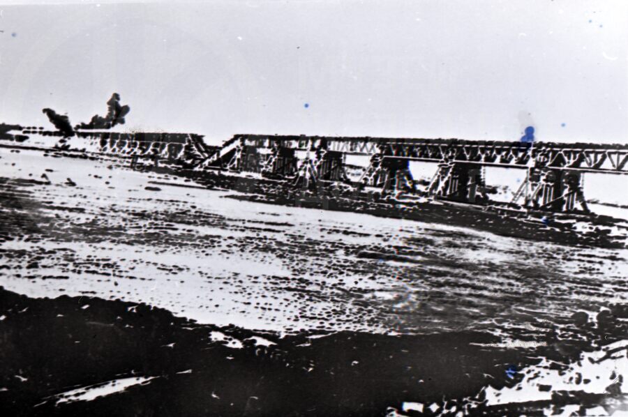 Поврежденная ферма высоководного железного моста. 1943 г.