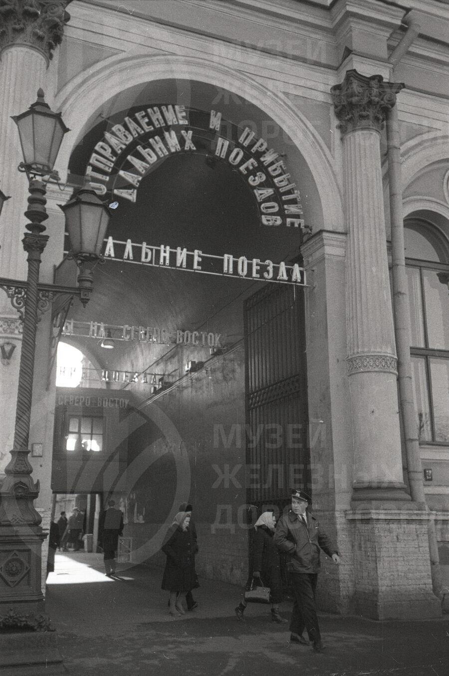 Проход к дальним поездам на Московском вокзале