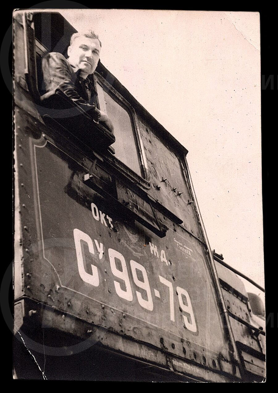 И.И. Гусев в будке паровоза Су99-79