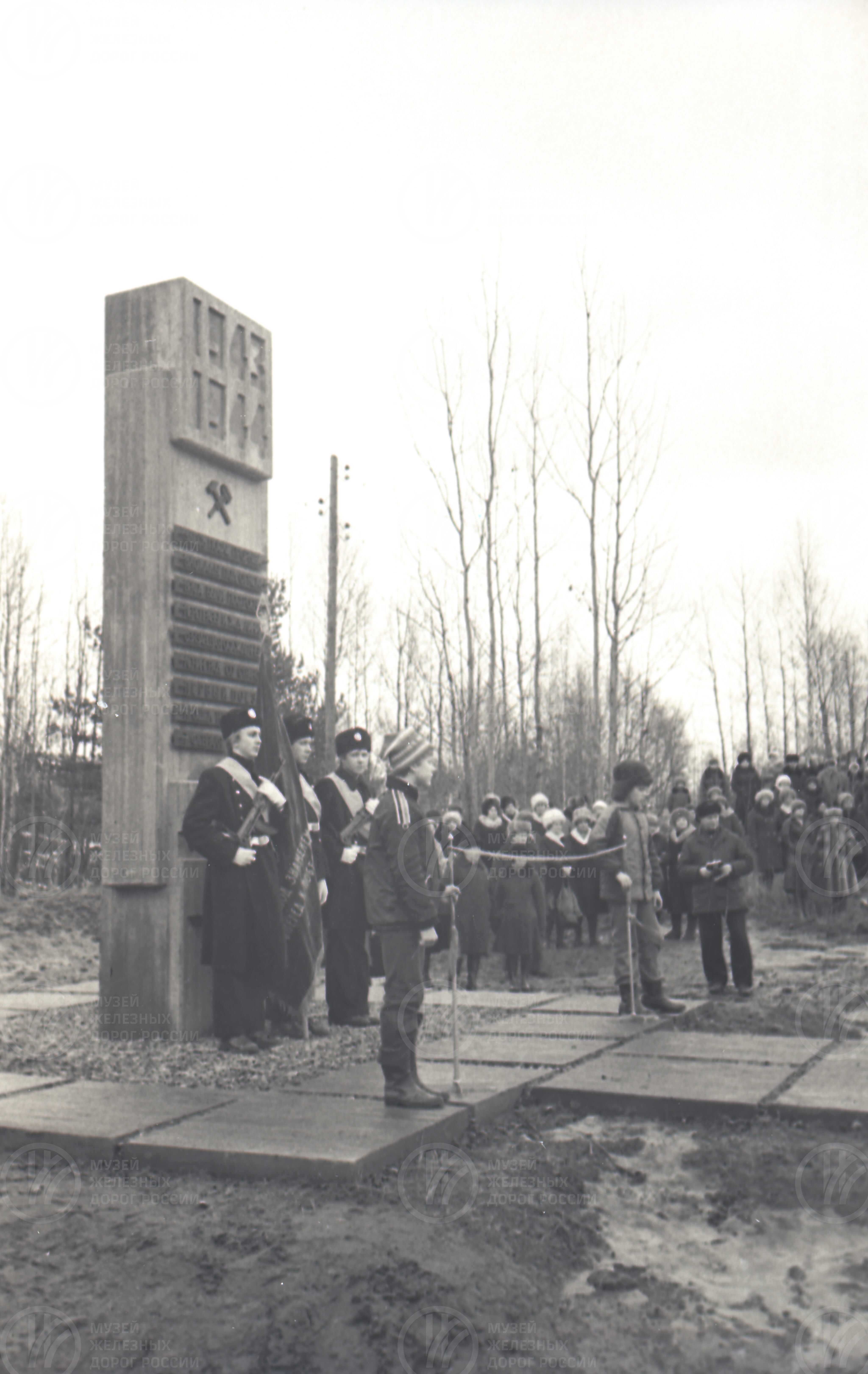 Почетный караул у памятника. Город Петрокрепость. 1983 г., изображение 1