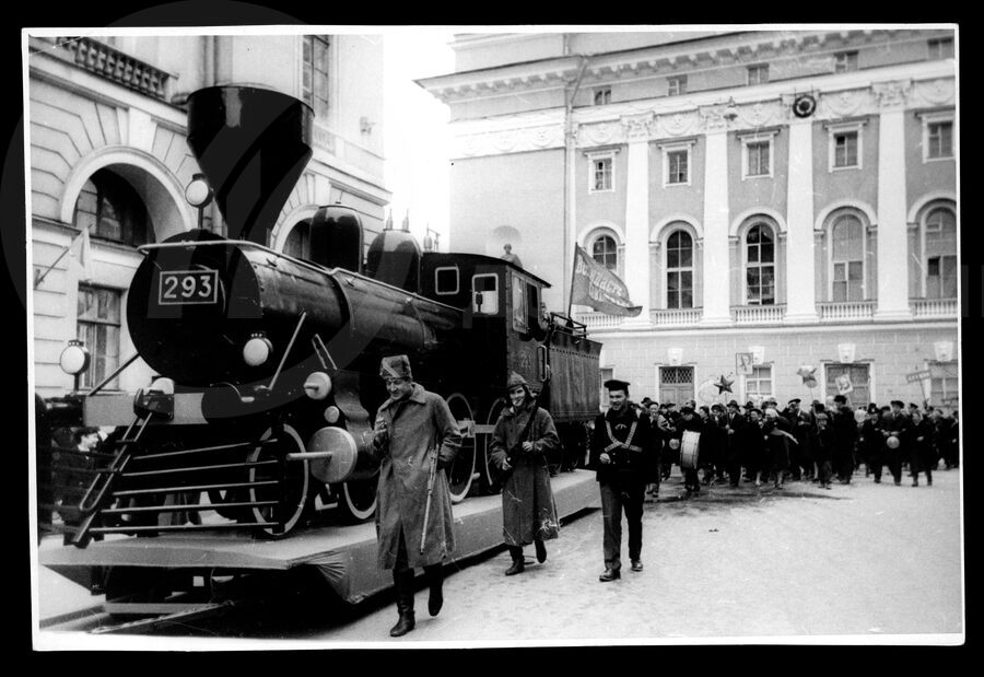 Макет Ленинского паровоза 293 на демонстрации. 1967 г.