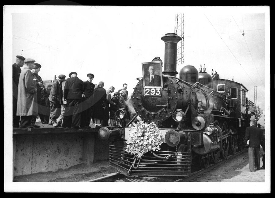 Прибытие Ленинского паровоза №293 в Ленинград. 1957 г.