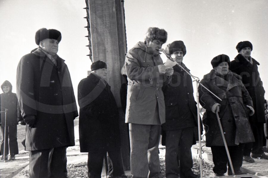 Г.И. Лебедев – открывает митинг у памятника