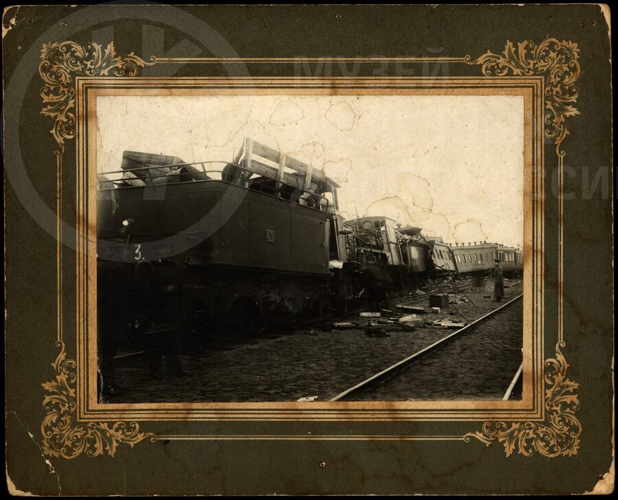 Фотография крушения пассажирского поезда и товарного паровоза Гб-3