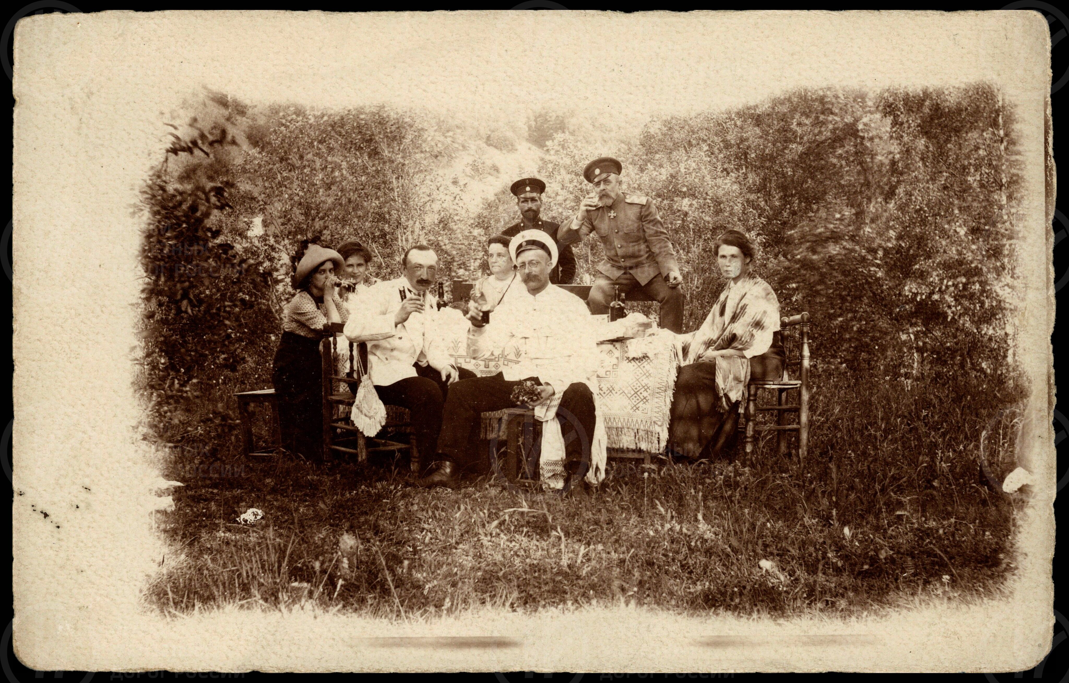 А.А. Николаев с друзьями на пикнике около Веребьинской трубы. 1913 г., изображение 1