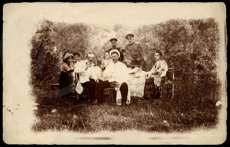 А.А. Николаев с друзьями на пикнике около Веребьинской трубы. 1913 г.
