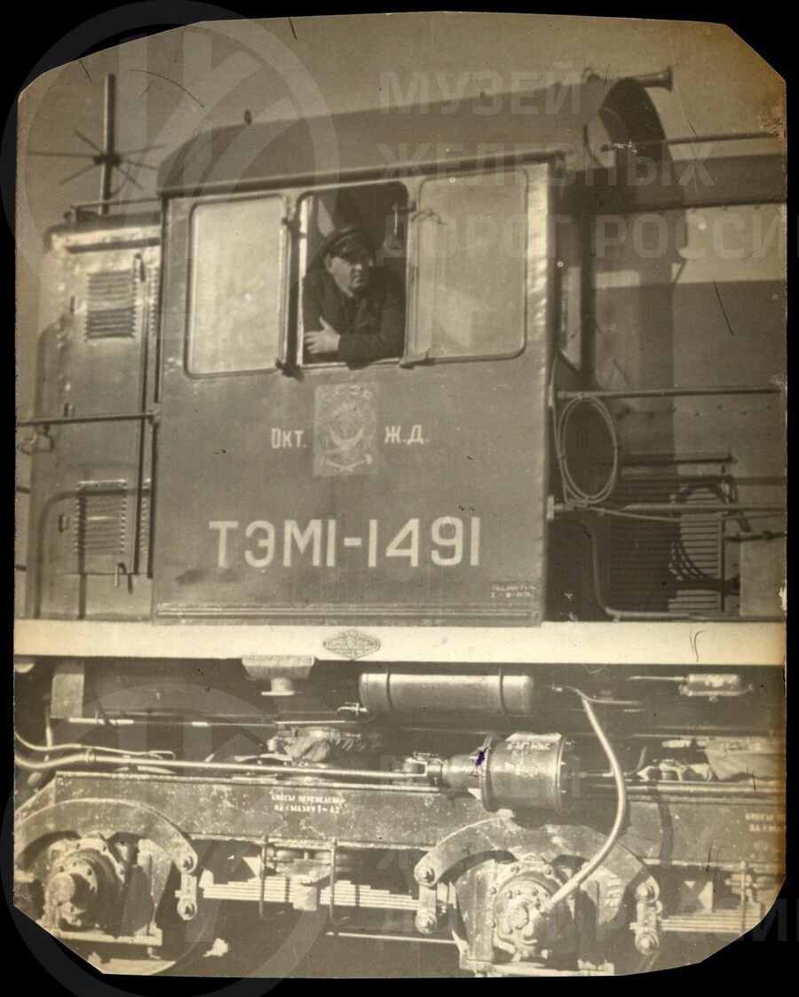 Г.В. Светов в кабине маневрового тепловоза ТЭМ1-1491. 1971 г.