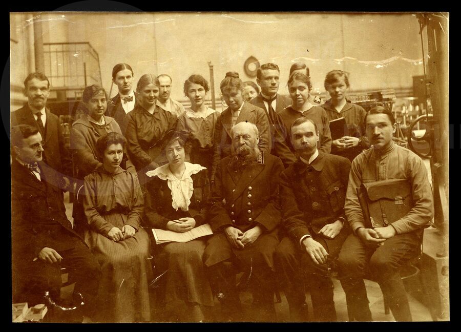 Н.А. Белелюбский сидит в первом ряду в центре. 1900-е годы