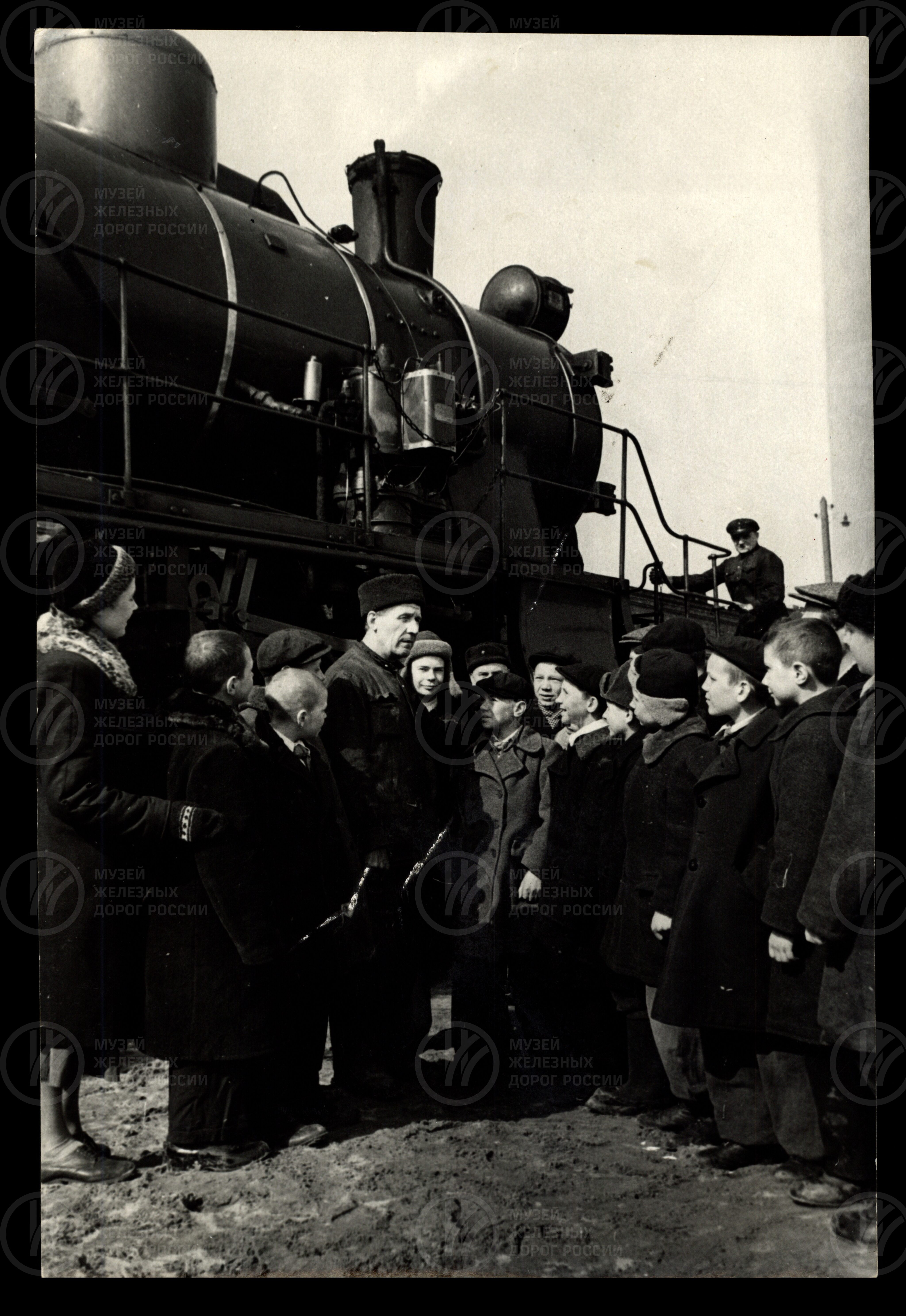В.Е. Макеев проводит экскурсию с пионерами. 1950-е годы, изображение 1