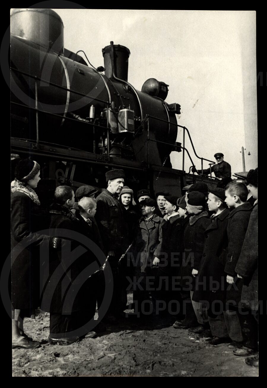 В.Е. Макеев проводит экскурсию с пионерами. 1950-е годы