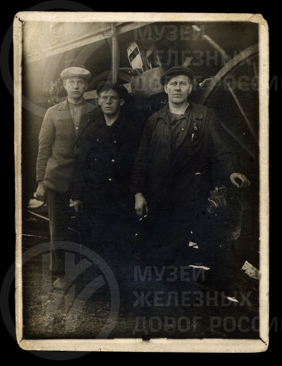 Машинист А.Д. Ландстрем с бригадой у паровоза. 1920-е годы