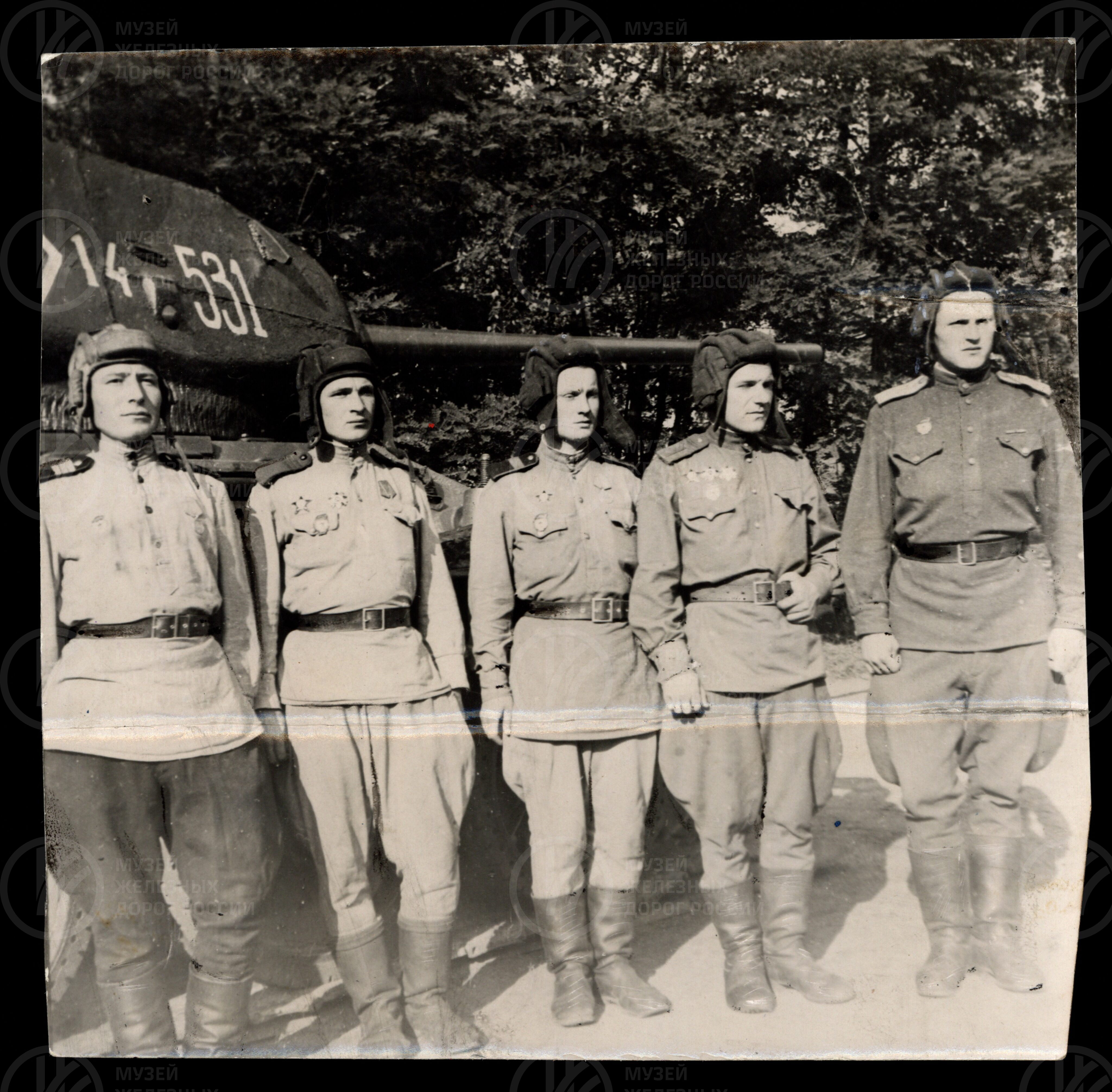 Экипаж танка Т-34. Второй справа В.Д. Лаврентьев. 1945 г., изображение 1