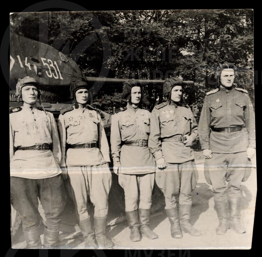Экипаж танка Т-34. Второй справа В.Д. Лаврентьев. 1945 г.