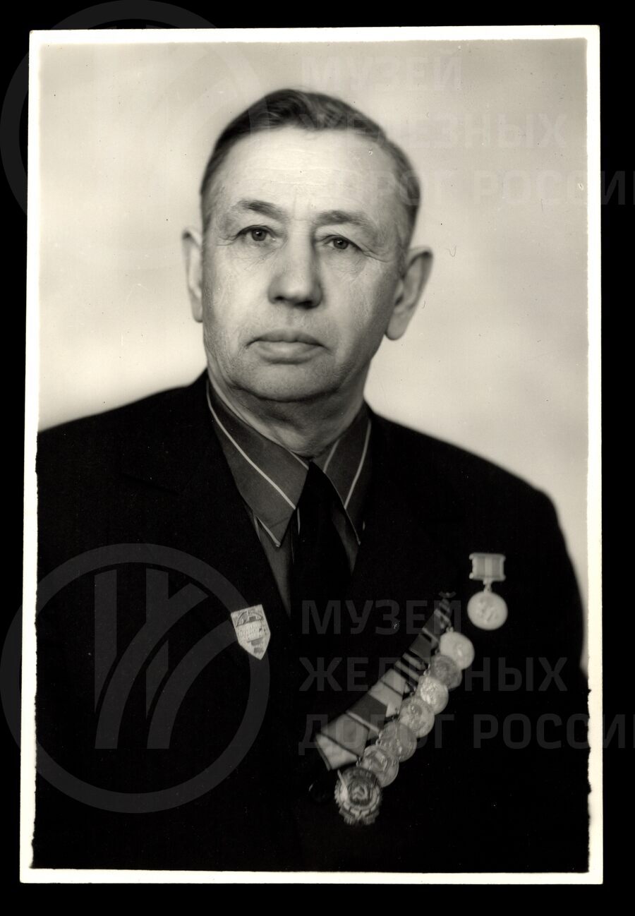 Н.Д. Аверкин – ветеран труда, машинист паровозного депо станции Мга. 1975 г.