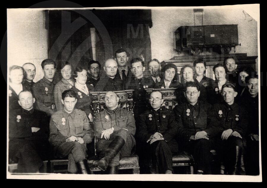 Группа работников политотдела Октябрьской железной дороги. 1942 г.