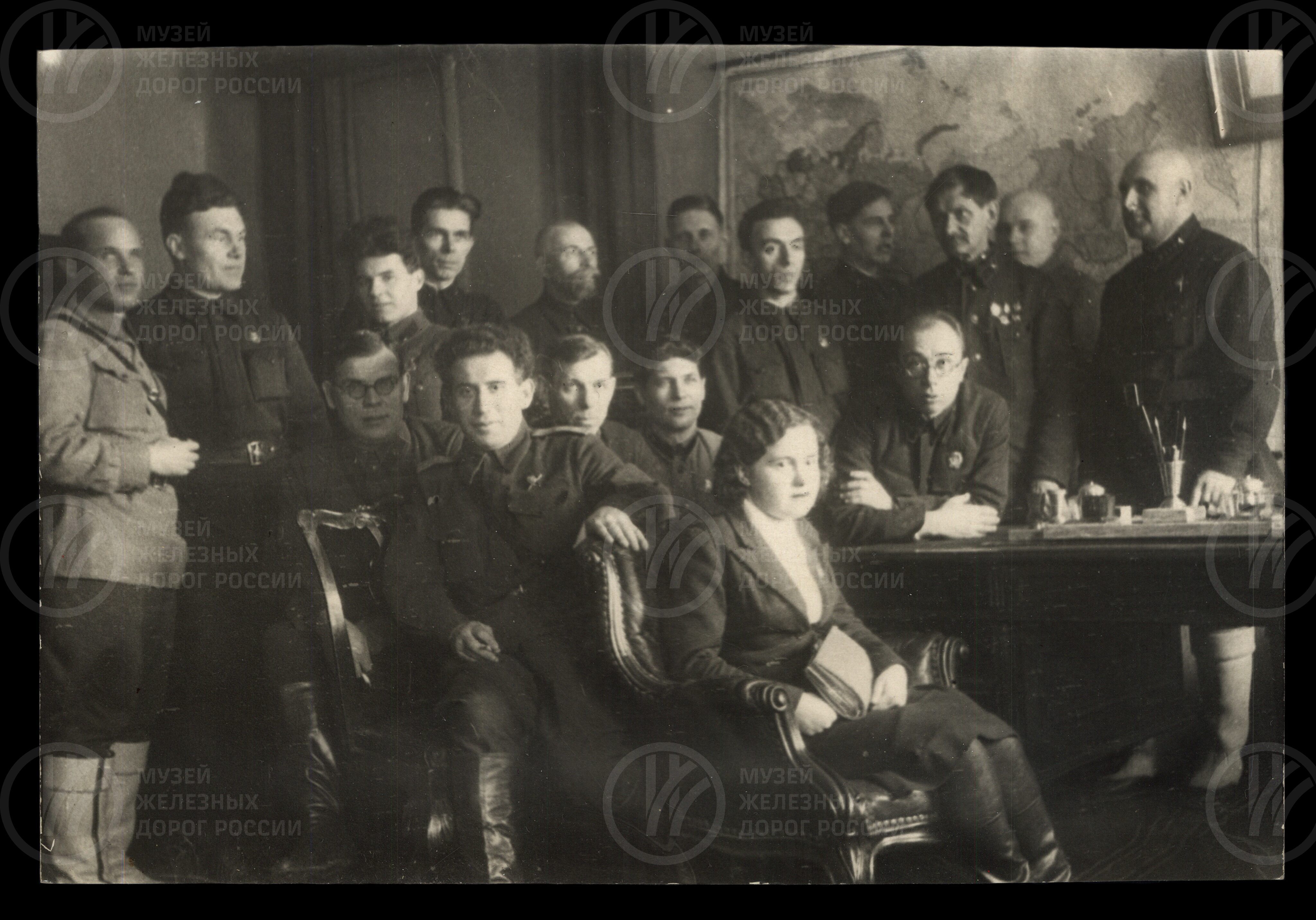 Группа работников политотдела Октябрьской железной дороги. 1940-е годы, изображение 1