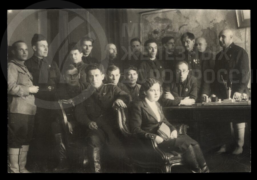 Группа работников политотдела Октябрьской железной дороги. 1940-е годы