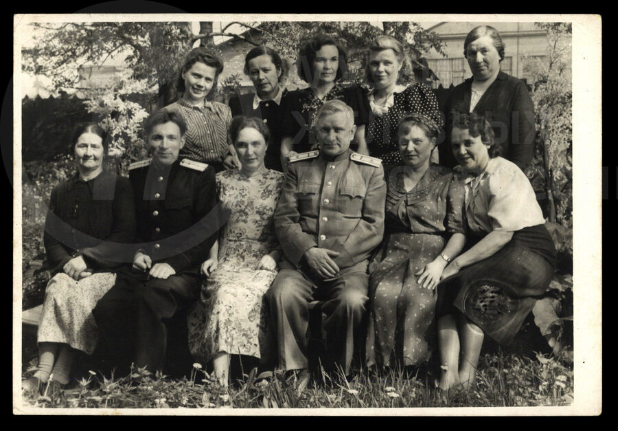 М.М. Мартьянов – начальник дорожной химической лаборатории в коллективе работников лаборатории. 1952 г.