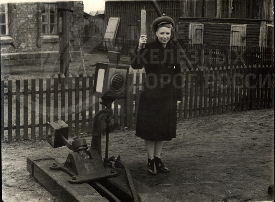 С.Н. Евдокимова – дежурная по станции Новый Порт. 1955 г.