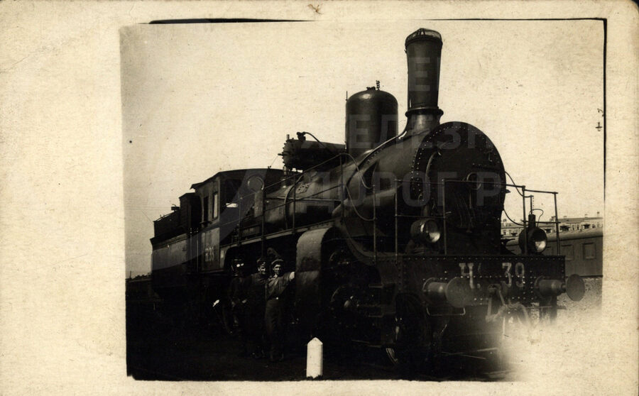 Н.И. Галаков с бригадой у паровоза Н-39. 1931 г.