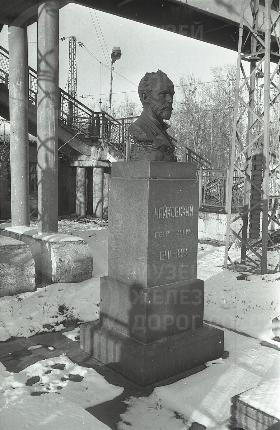 Памятник-бюст П.И. Чайковского. Станция Клин