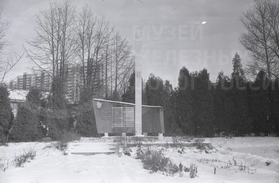 Стела и обелиск погибшим в Великой Отечественной войне. Локомотивное депо станции Ховрино